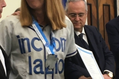 Premiazione da parte del Presidente Lotito al campione di baseball Giulio Glorioso, ritirato dalla nipote con indosso la casacca del “glorioso” giocatore.